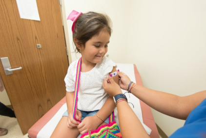 Прививки детям: показания, противопоказания и риски