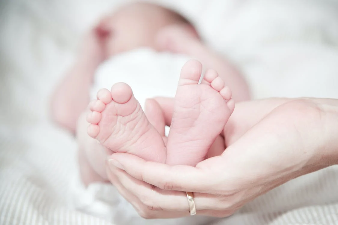 Почему руки новорожденных холодные: причины и советы